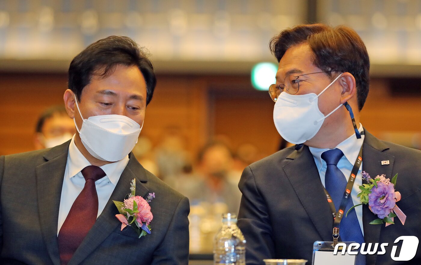 본문 이미지 - 송영길 더불어민주당 서울시장 후보(오른쪽)와 오세훈 국민의힘 서울시장 후보가 25일 서울 중구 대한상공회의소에서 진행된 뉴스1 미래포럼 2022 중 대화를 나누고 있다. 2022.5.25/뉴스1