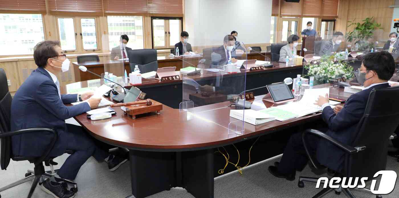 윤종인 개인정보보호위원장이 25일 서울 종로구 세종대로 정부서울청사에서 열린 제9회 전체회의에서 모두발언을 하고 있다. 2022.5.25/뉴스1 © News1 김명섭 기자