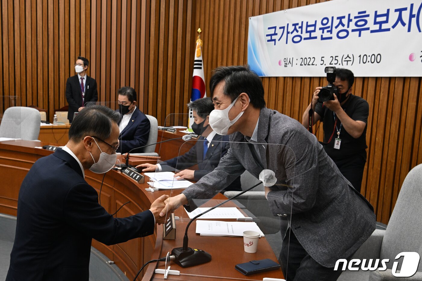 본문 이미지 - 김규현 국가정보원장 후보자가 25일 오전 서울 여의도 국회에서 열린 인사청문회를 앞두고 하태경 국민의힘 간사와 인사하고 있다. (공동취재) 2022.5.25/뉴스1 ⓒ News1 허경 기자
