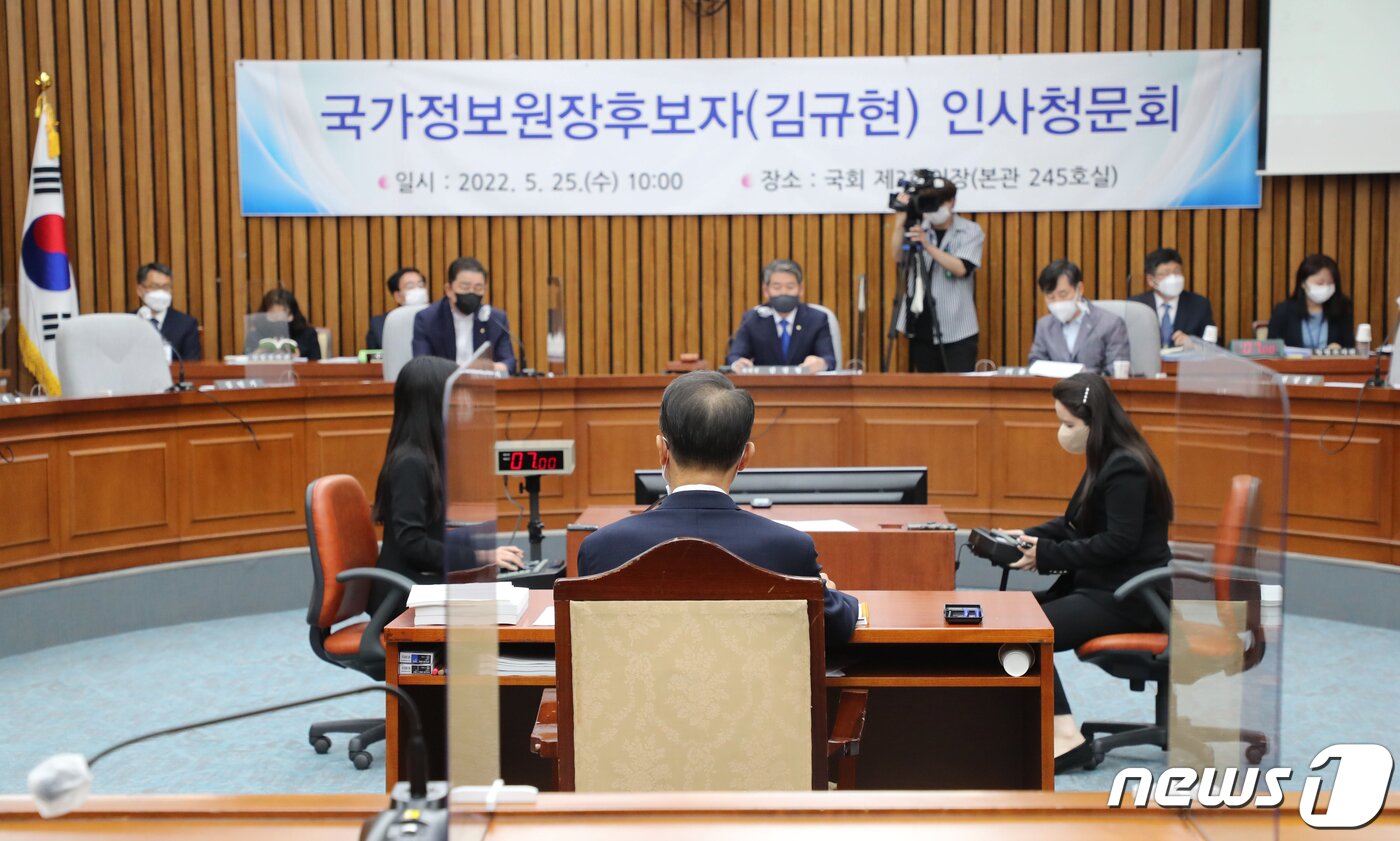 본문 이미지 - 김규현 국가정보원장 후보자가 25일 오전 서울 여의도 국회에서 열린 인사청문회에서 의원들의 질의에 답하고 있다. (공동취재) 2022.5.25/뉴스1 ⓒ News1 허경 기자