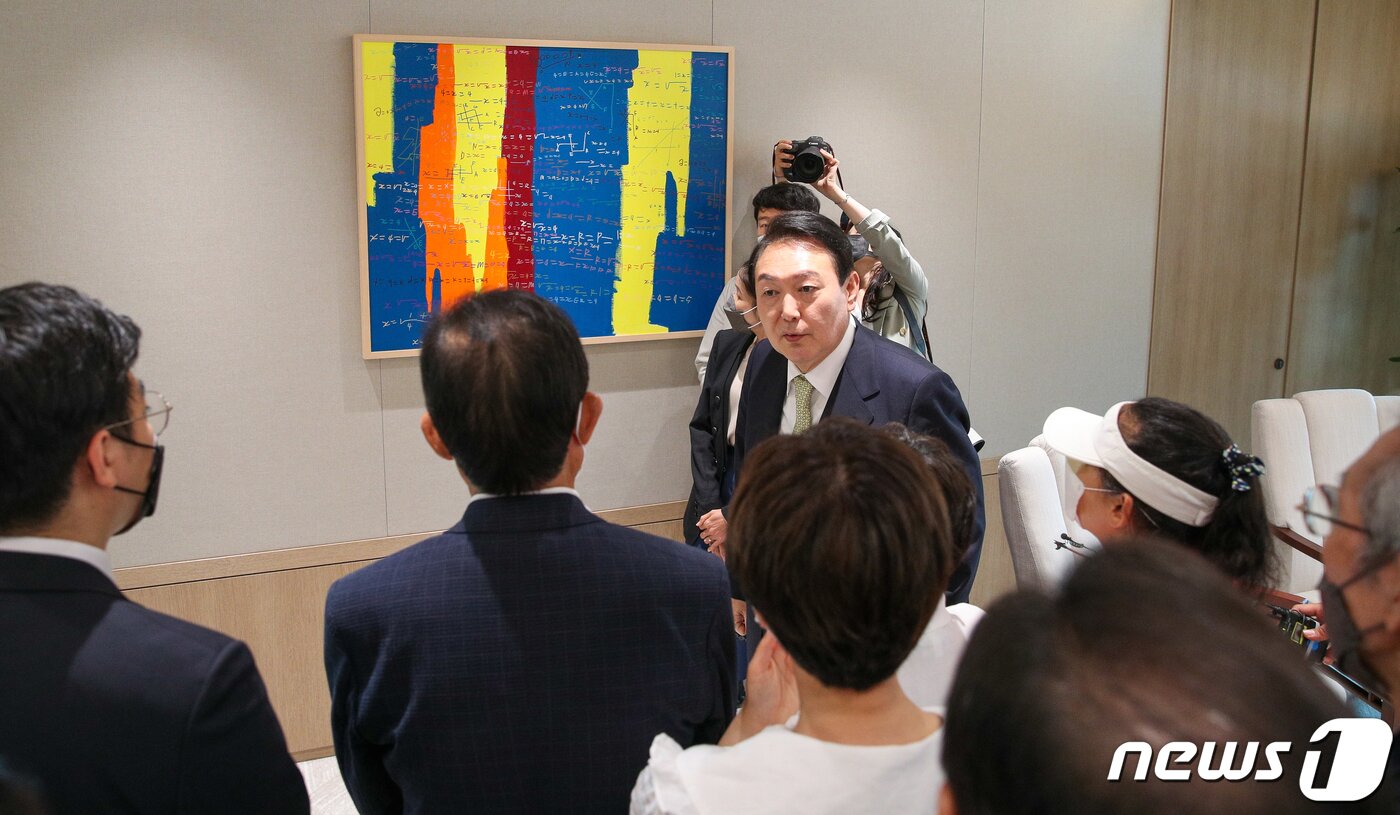 본문 이미지 - 윤석열 대통령이 25일 용산 대통령실에서 배우 오영수, 육지승 어린이 등 국민희망대표 20인을 초청해 집무실 내부를 직접 소개하던 중 김현우 작가의 작품 '퍼시잭슨 수학드로잉' 앞에서 작가의 사연과 작품에 대해 설명하고 있다. (대통령실사진기자단) 2022.5.25/뉴스1 ⓒ News1 안은나 기자