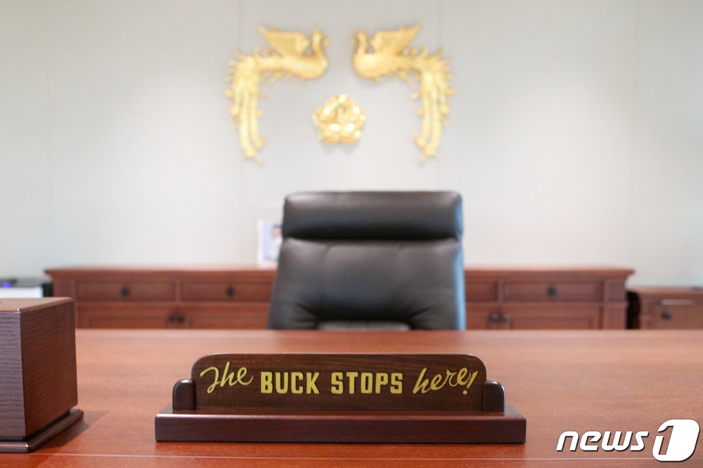 본문 이미지 - 2022년 5월 25일 윤석열 대통령의 용산 대통령실 집무실에 조 바이든 미국 대통령이 윤 대통령에게 선물한 “The Buck Stops Here”(‘모든 책임은 내가 진다’는 뜻)가 적힌 탁상 푯말이 놓여 있다. (대통령실사진기자단) 2022.5.25/뉴스1 ⓒ News1 안은나 기자