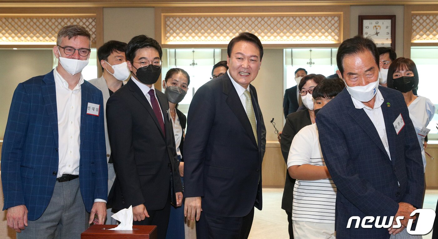 본문 이미지 - 윤석열 대통령이 25일 용산 대통령실에서 배우 오영수, 육지승 어린이 등 국민희망대표 20인을 초청해 대통령 취임 기념 시계를 증정한 뒤 집무실 내부를 직접 소개하고 있다. (대통령실사진기자단) 2022.5.25/뉴스1 ⓒ News1 안은나 기자