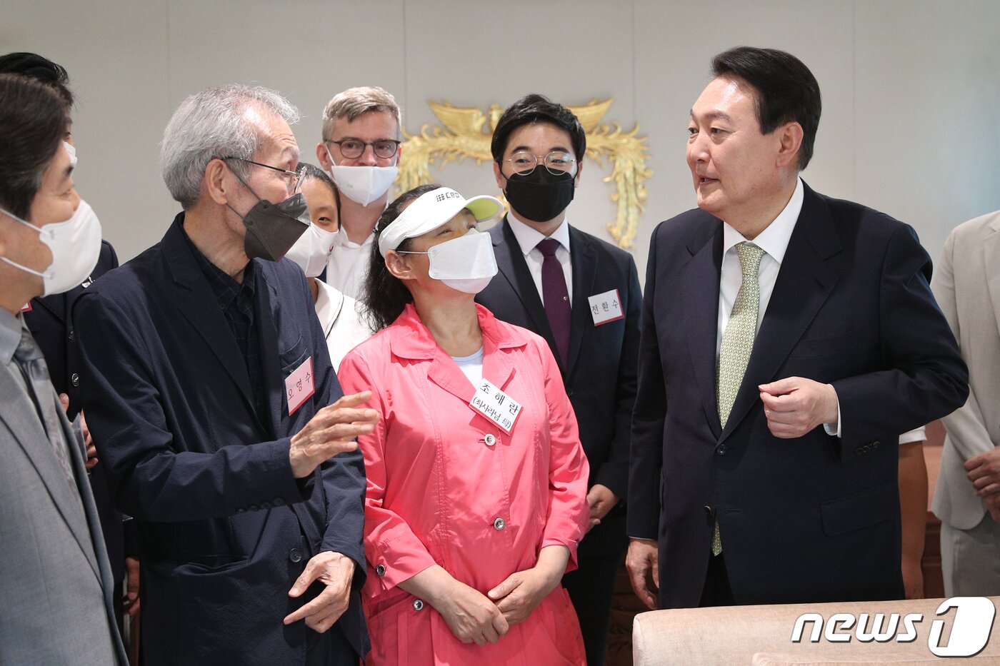 본문 이미지 - 윤석열 대통령이 25일 용산 대통령실에서 배우 오영수, 육지승 어린이 등 국민희망대표 20인을 초청해 대통령 취임 기념 시계를 증정한 뒤 집무실 내부를 직접 소개하고 있다. (대통령실사진기자단) 2022.5.25/뉴스1 ⓒ News1 안은나 기자