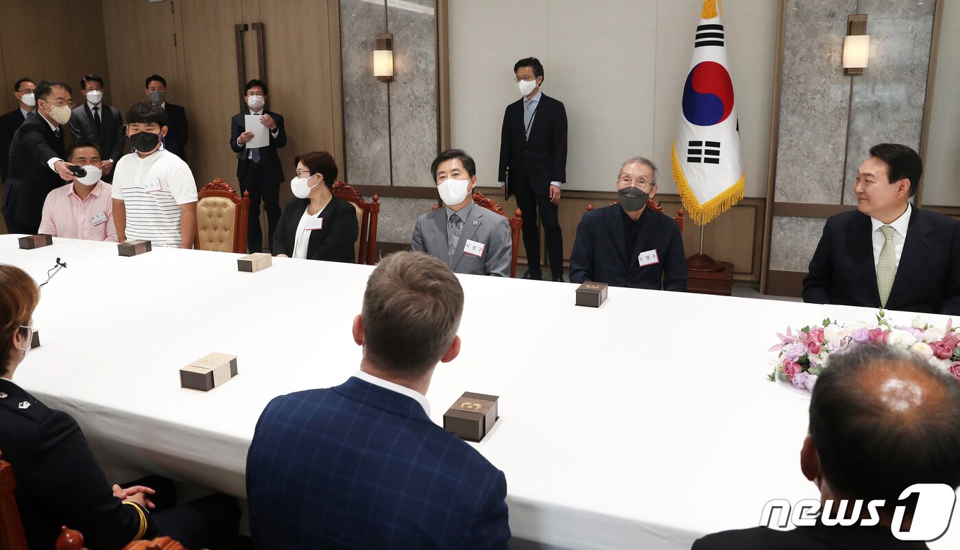 본문 이미지 - 윤석열 대통령이 25일 용산 대통령 집무실에서 열린 국민희망대표 초청 대통령 취임 기념 시계 증정식에서 3년간 용돈 전액을 달걀로 기부한 육지승 어린이의 소감을 경청하고 있다. (대통령실사진기자단) 2022.5.25/뉴스1 ⓒ News1 안은나 기자