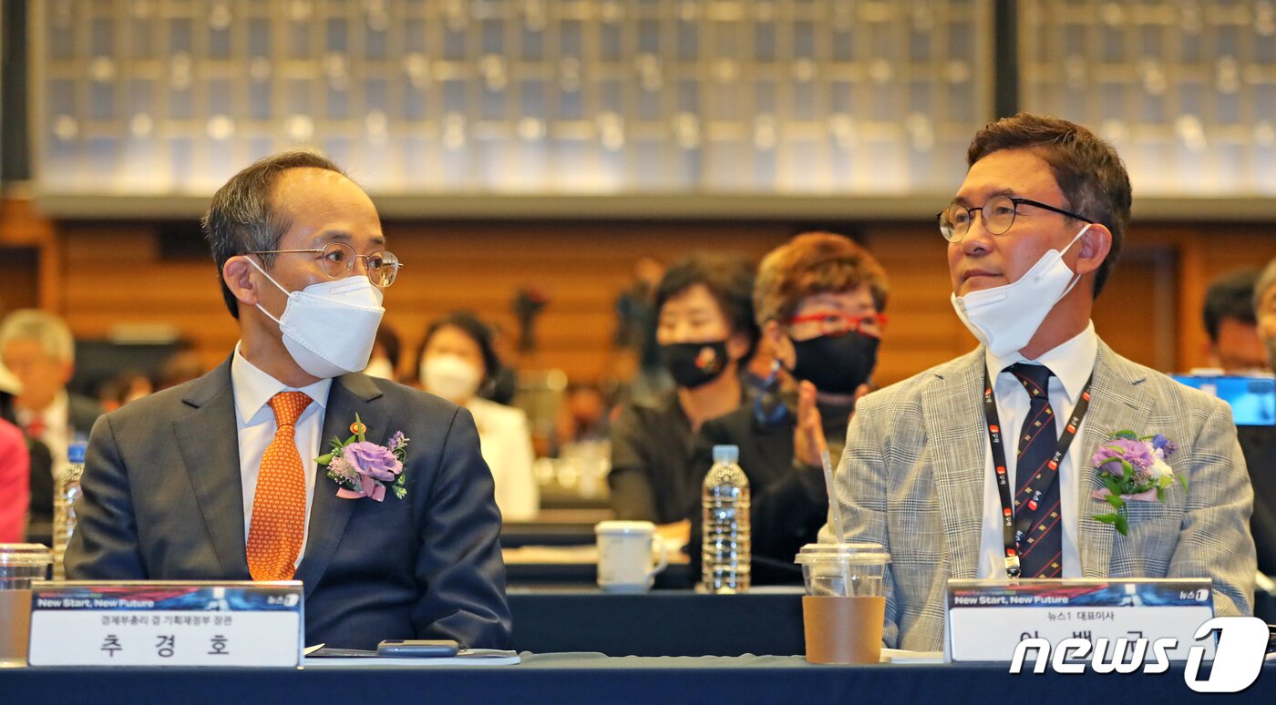 본문 이미지 - 이백규 뉴스1 대표이사와 추경호 경제부총리 겸 기획재정부 장관이 25일 서울 중구 대한상공회의소에서 열린 뉴스1 미래포럼 2022에서 대화를 하고 있다. 2022.5.25/뉴스1 ⓒ News1 장수영 기자