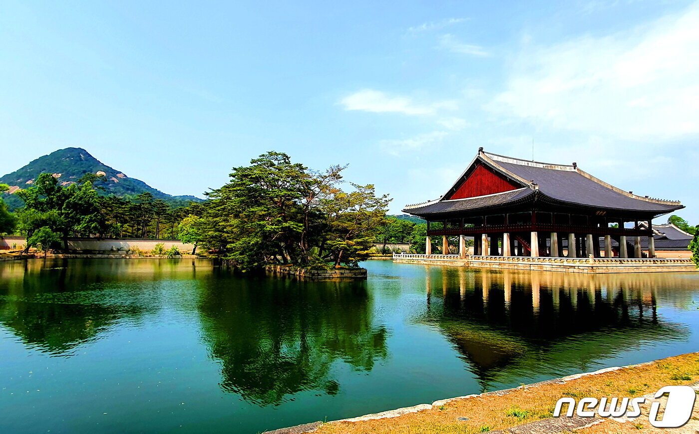 본문 이미지 - 북악산과 경회루. 북악산-청와대-경복궁으로 이어지는 풍경에 우리나라의 전형적인 자연과 문화, 그리고 긴 역사가 담겨 있다 ⓒ 뉴스1