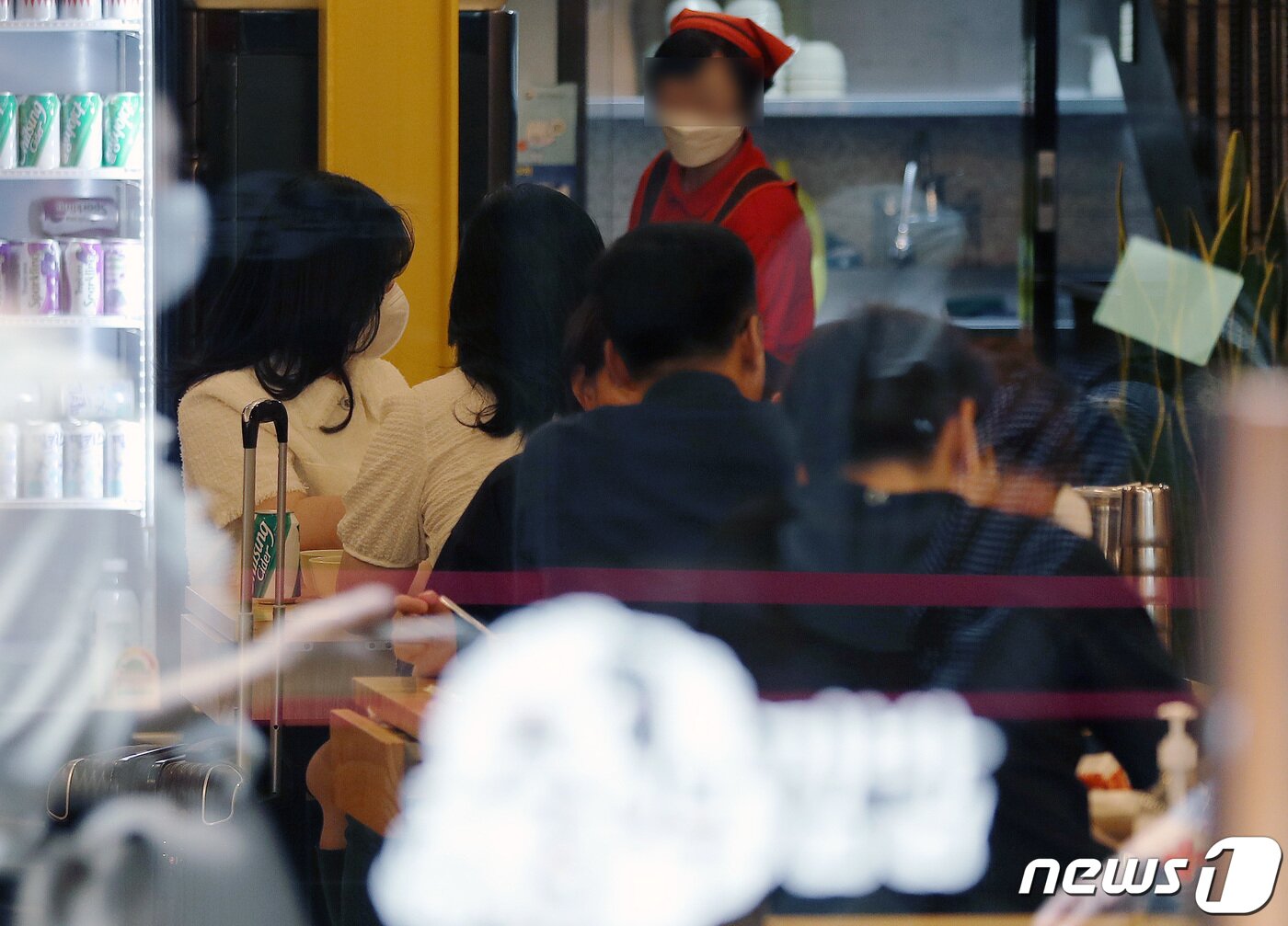 본문 이미지 - 서울 명동의 한 분식집에서 직장인들이 점심식사를 하고 있다.  ⓒ News1 구윤성 기자