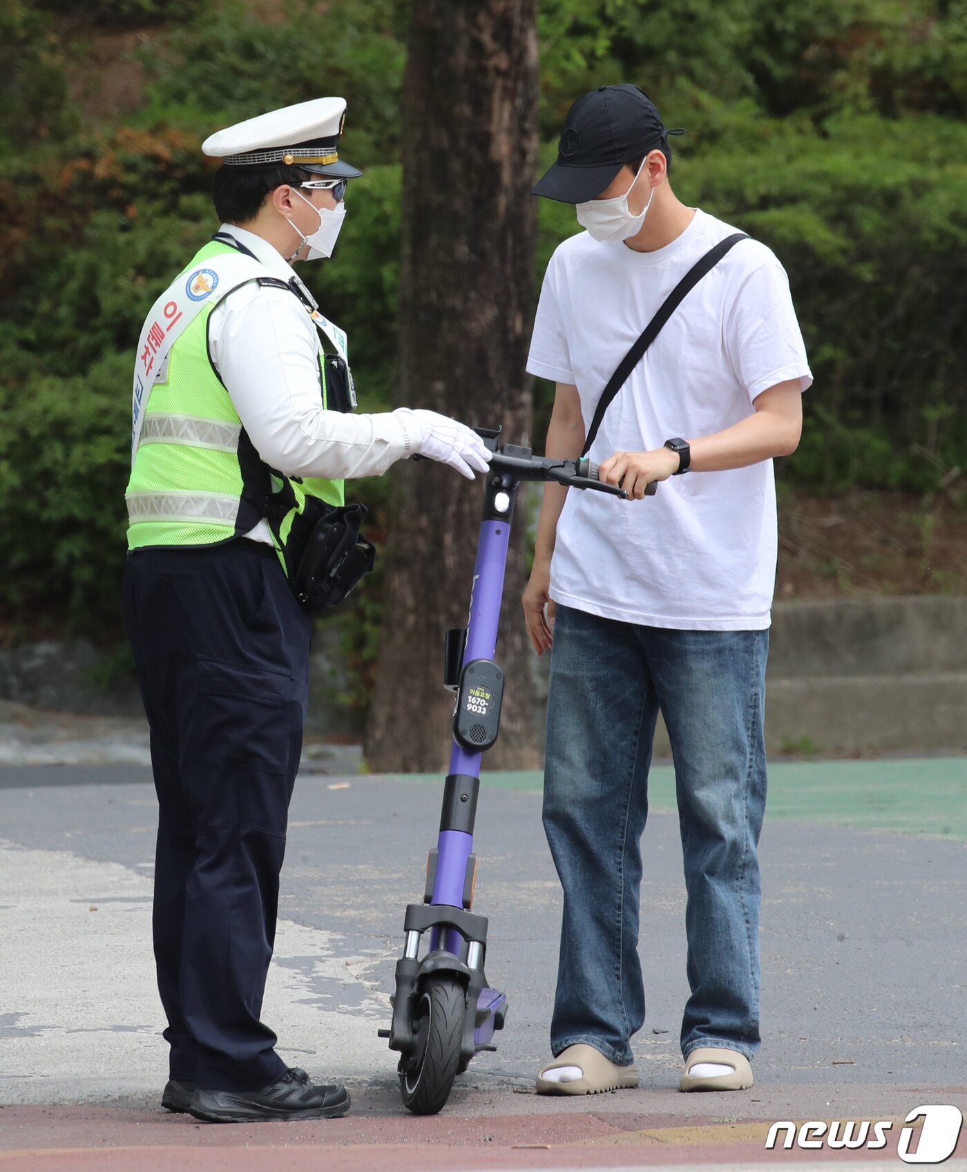 본문 이미지 - 전동퀵보드 관련 사고가 늘어나면서 경찰이 단속을 하고 있다.. 2022.5.25/뉴스1 ⓒ News1 김기태 기자
