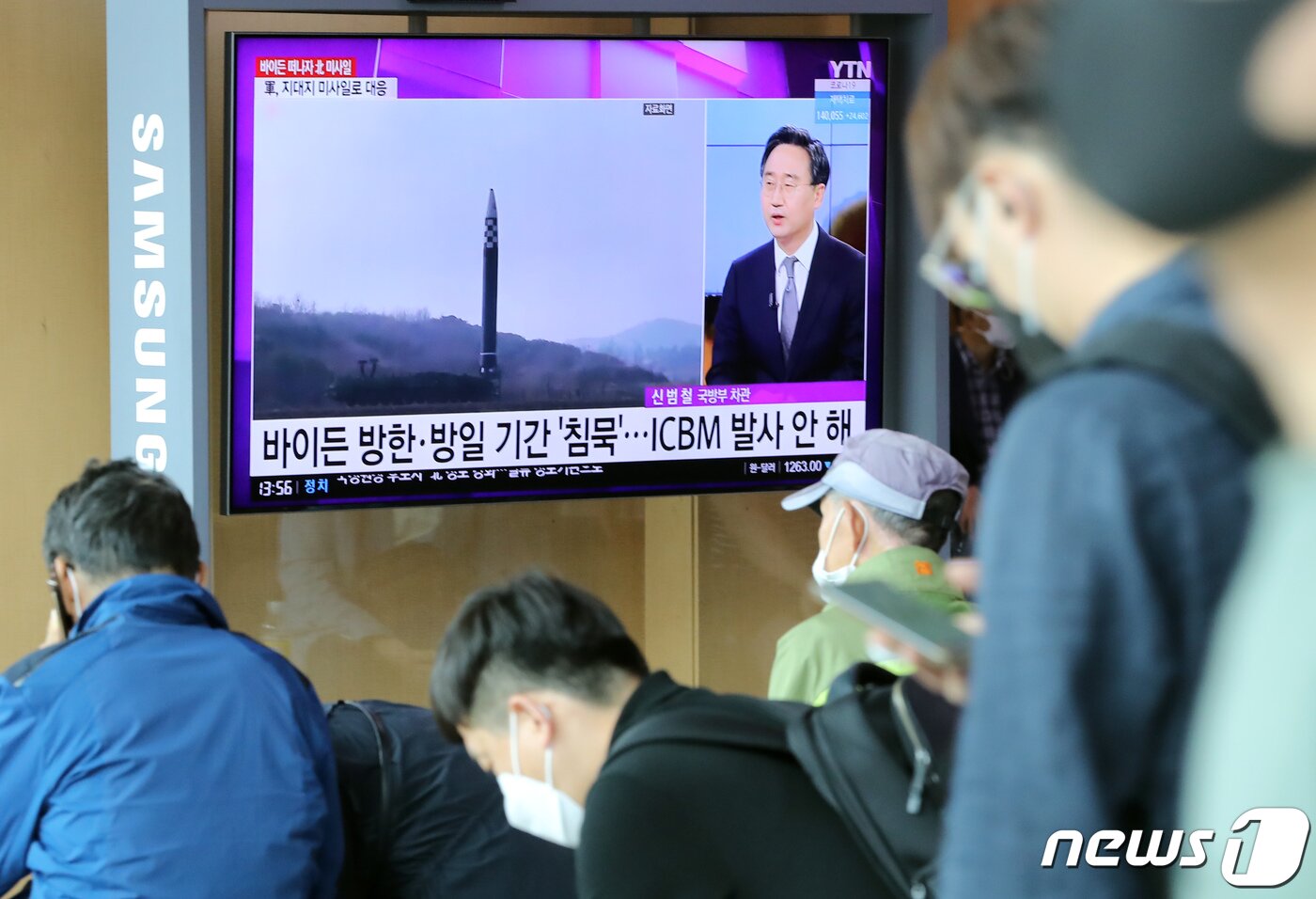 본문 이미지 - 지난달 25일 서울역 대합실에서 TV를 통해 북한의 미사일 발사 관련 보도가 나오고 있다./뉴스1 ⓒ News1 장수영 기자