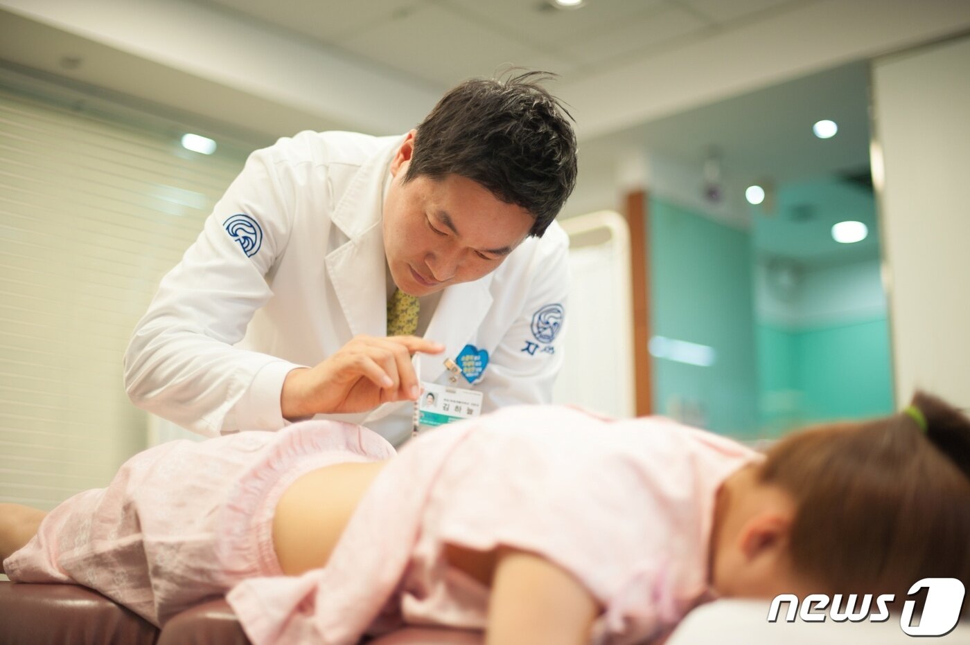 본문 이미지 - 부산자생한방병원 김하늘 병원장이 한 허리디스크 환자에게 약침을 놓고 있다. (자생의료재단 제공) ⓒ 뉴스1