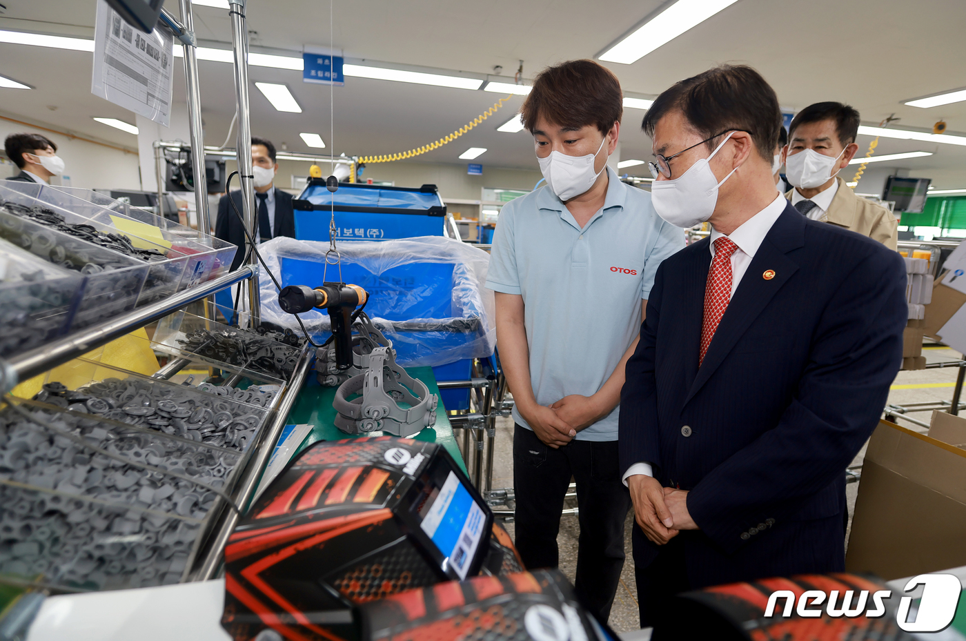 (서울=뉴스1) = 이정식 고용노동부 장관이 25일 서울 금천구 소재 뿌리기업인 오토스윙에서 사업 현장을 둘러보며 근로 시간 운영 현황을 살피고 있다. (고용노동부 제공) 2022 …