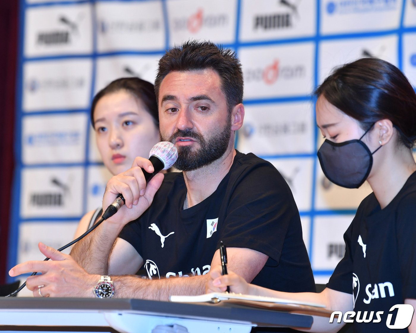 본문 이미지 - 세자르 여자배구 국가대표팀 감독이 25일 오후 진천선수촌에서 열린 미디어데이에서 질문에 답변하고 있다. (대한배구협회 제공). 2022.5.25/뉴스1 ⓒ News1 이성철 기자