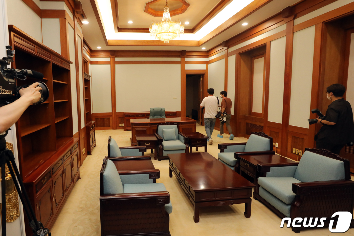 (서울=뉴스1) 황기선 기자 = 25일 오후 서울 종로구 청와대 본관 무궁화실이 언론에 공개되고 있다.청와대 경내 개방에 이어 오는 26일부터 역대 대통령 집무실이 있던 청와대 본 …