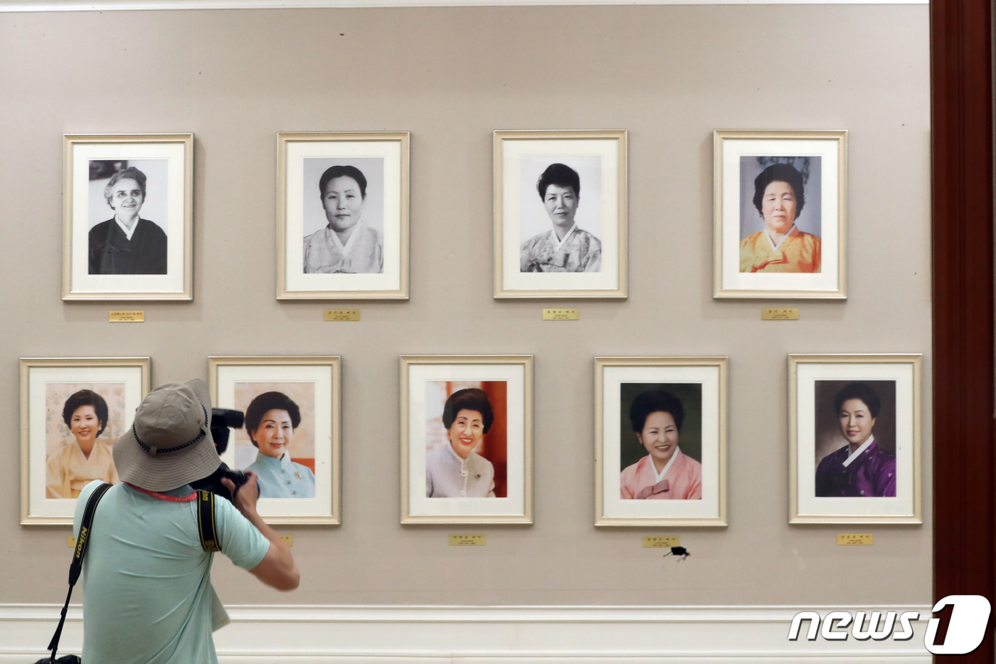 (서울=뉴스1) 황기선 기자 = 25일 오후 서울 종로구 청와대 본관 무궁화실이 언론에 공개되고 있다.청와대 경내 개방에 이어 오는 26일부터 역대 대통령 집무실이 있던 청와대 본 …