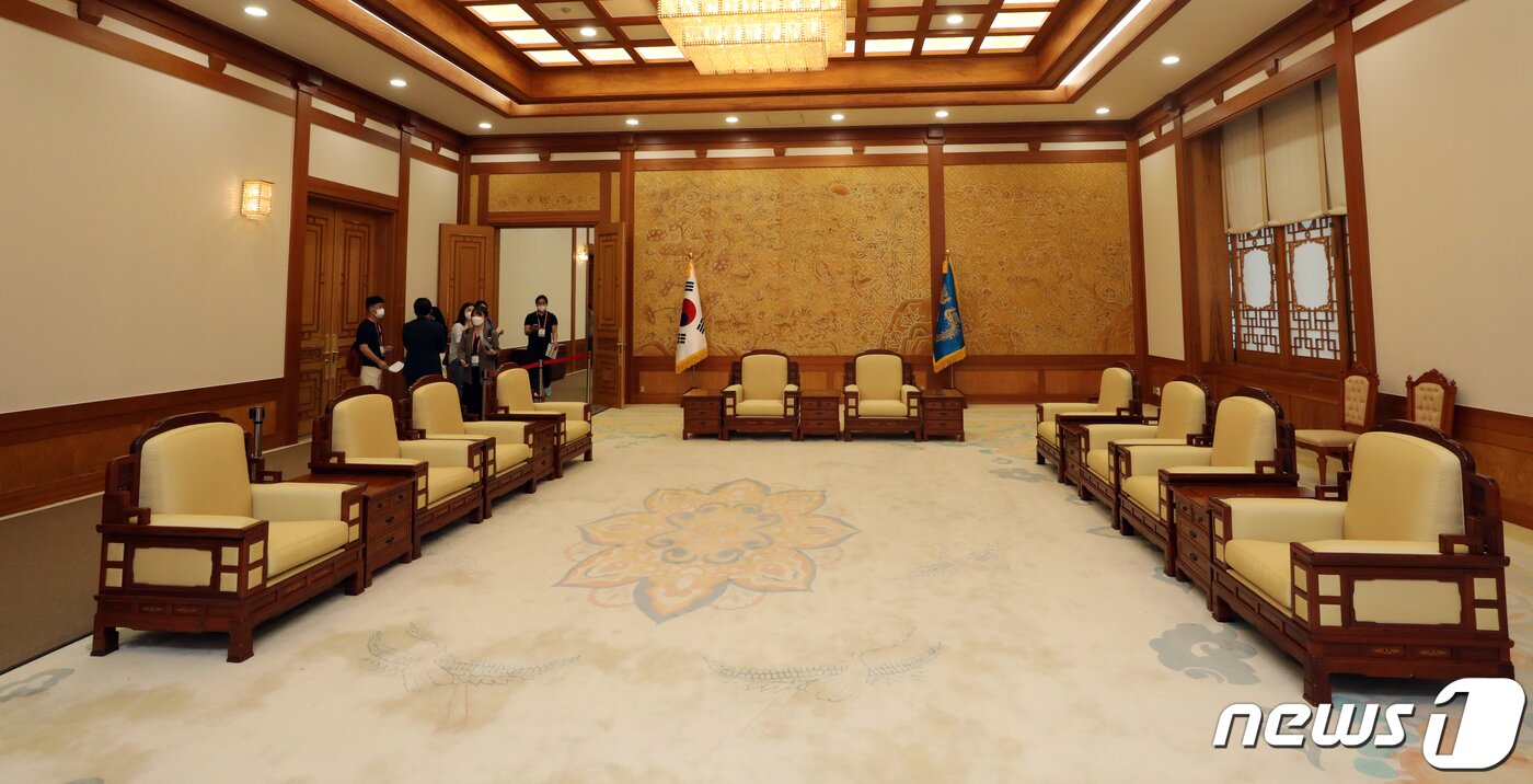 본문 이미지 - 25일 오후 서울 종로구 청와대 본관 대통령 접견실이 언론에 공개되고 있다. 2022.5.25/뉴스1 ⓒ News1 황기선 기자