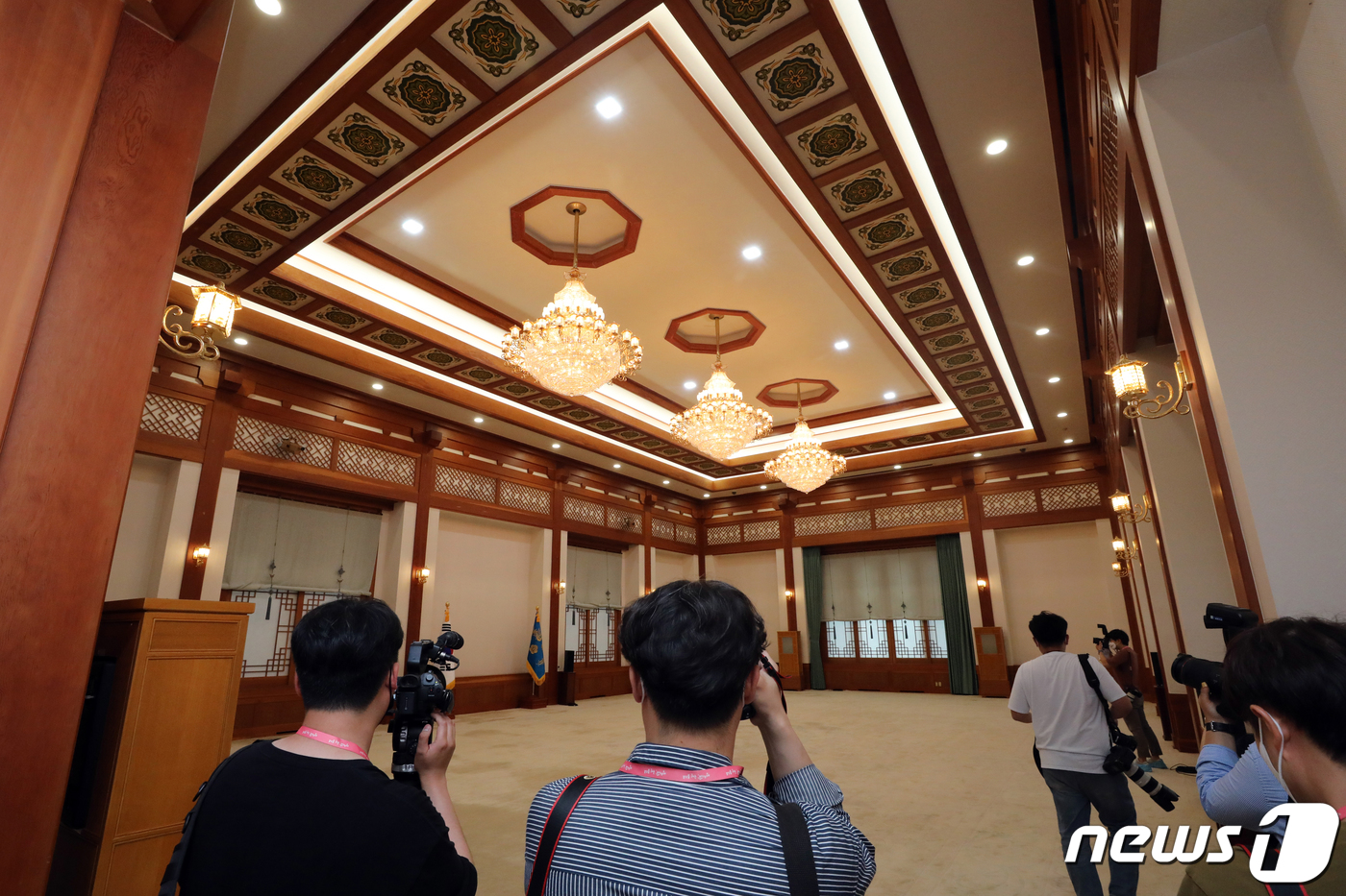 (서울=뉴스1) 황기선 기자 = 25일 오후 서울 종로구 청와대 본관 충무실이 언론에 공개되고 있다.청와대 경내 개방에 이어 오는 26일부터 역대 대통령 집무실이 있던 청와대 본관 …