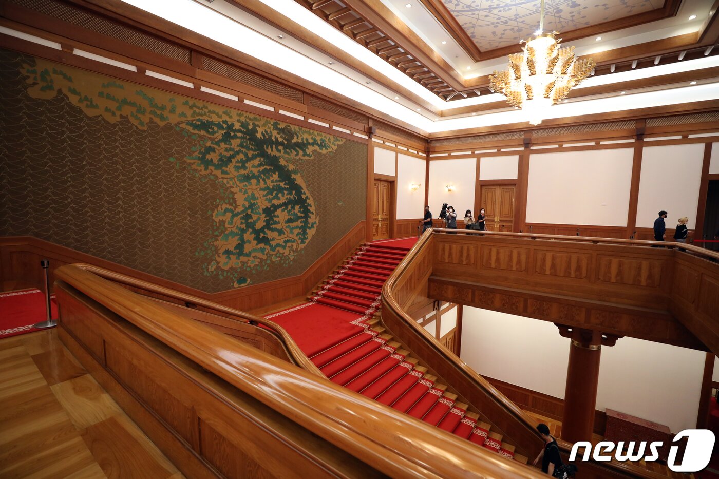 본문 이미지 - 25일 오후 서울 종로구 청와대 본관 내부가 언론에 공개되고 있다. 중앙에 걸린 김식 작가의 '금수강산도'도 보인다. 2022.5.25/뉴스1 ⓒ News1 황기선 기자