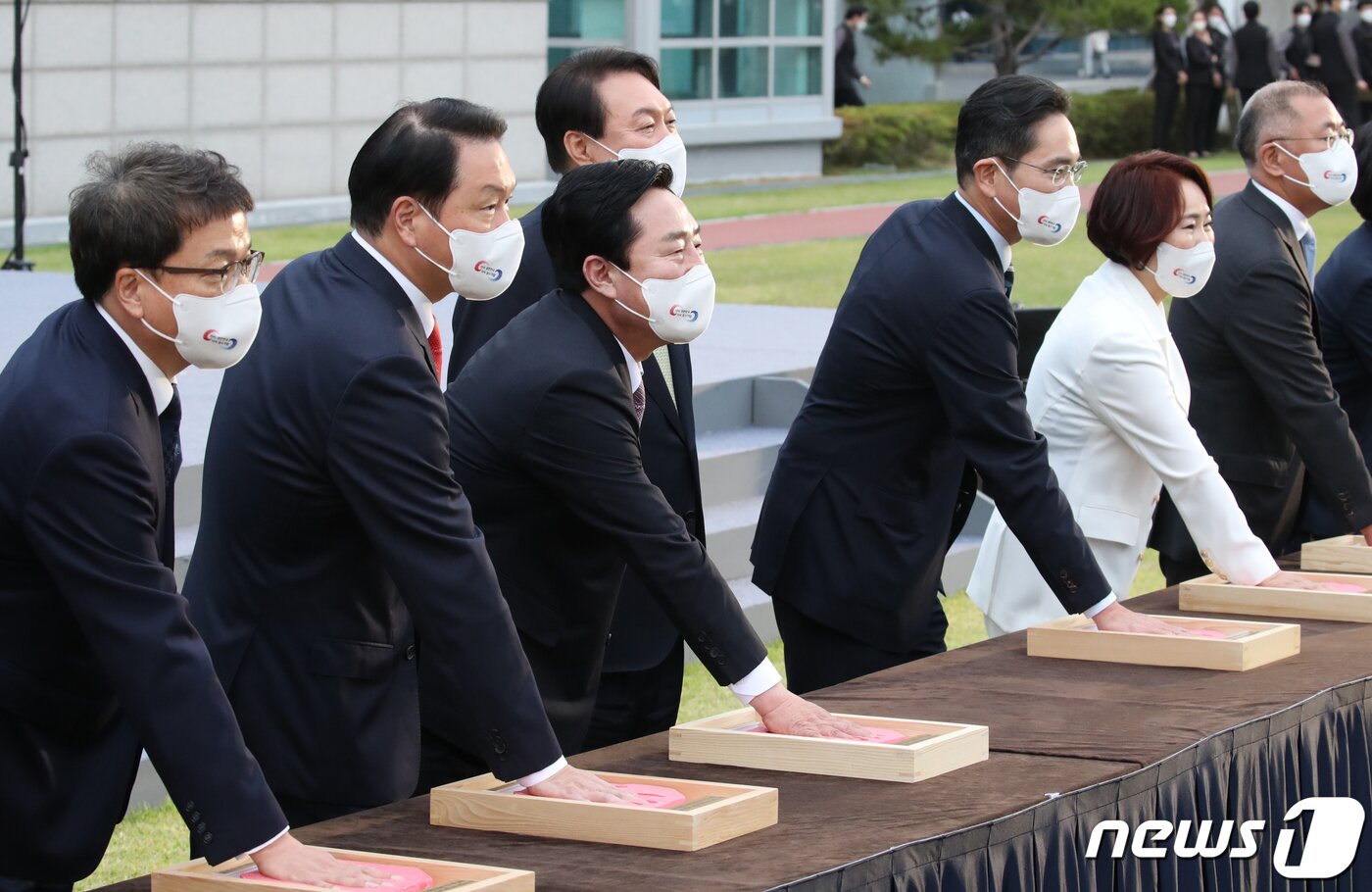 본문 이미지 - 25일 용산 대통령실 청사 앞 잔디마당에서 열린 2022 대한민국 중소기업인대회에서 기업인들이 공정과 상생을 통한 신동반성장을 다짐하는 핸드프린팅을 하고 있다. 왼쪽부터 강삼권 벤처기업협회장, 최태원 SK그룹 회장, 김기문 중소기업중앙회장, 윤석열 대통령, 이재용 삼성전자 부회장, 이정한 여성경제인협회 회장, 정의선 현대차그룹 회장. (대통령실사진기자단) 2022.5.25/뉴스1 ⓒ News1 오대일 기자