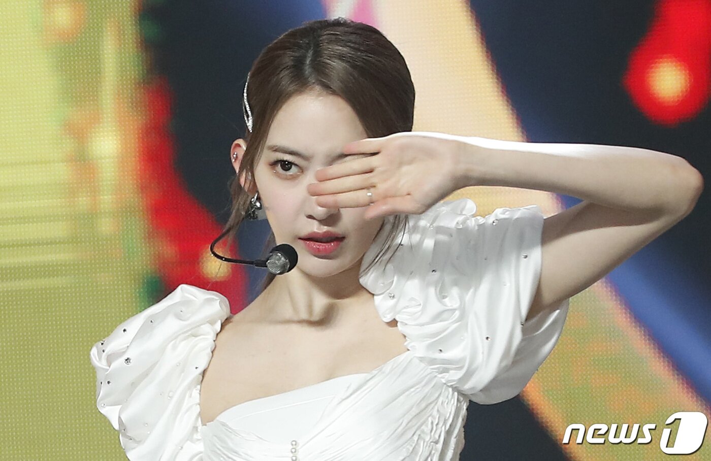 본문 이미지 - 르세라핌 사쿠라가 25일 경기도 고양시 일산 MBC 드림센터에서 열린 ‘쇼챔피언’에서 매혹적인 공연을 선보이고 있다.  ⓒ News1 권현진 기자