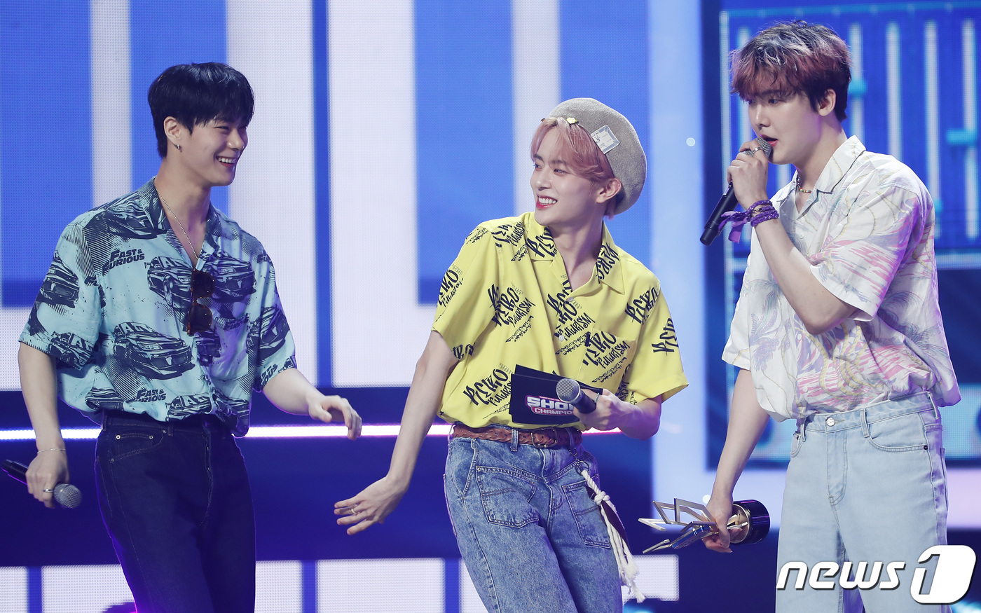 (고양=뉴스1) 권현진 기자 = 베리베리 강민(가운데)이 25일 경기도 고양시 일산 MBC 드림센터에서 열린 ‘쇼챔피언’에서 1위를 차지한 아스트로를 축하하고 있다. 2022.5. …