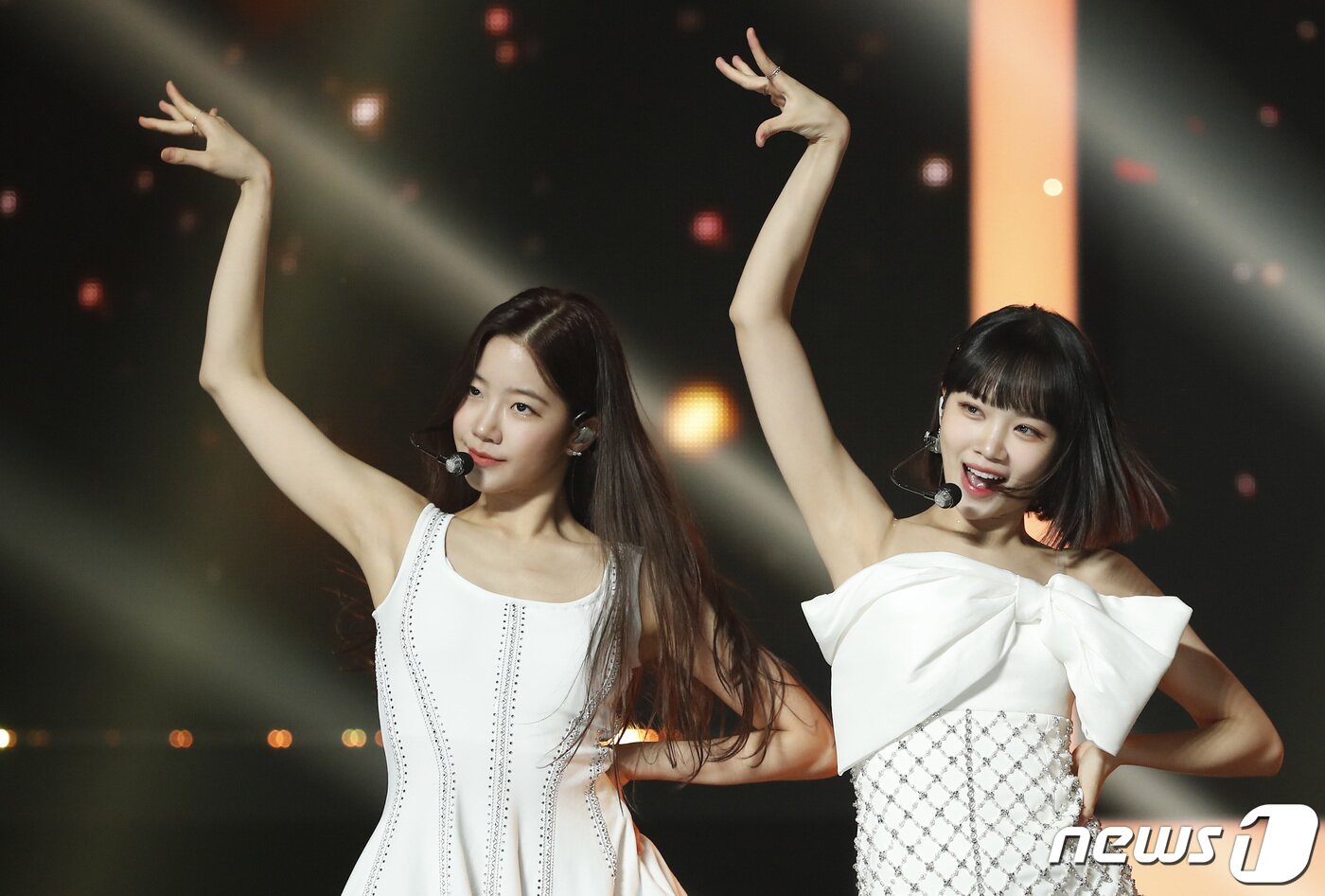 본문 이미지 - 르세라핌 카즈하, 김채원(오른쪽)이 25일 경기도 고양시 일산 MBC 드림센터에서 열린 ‘쇼챔피언’에서 매력을 발산하고 있다. ⓒ News1 권현진 기자