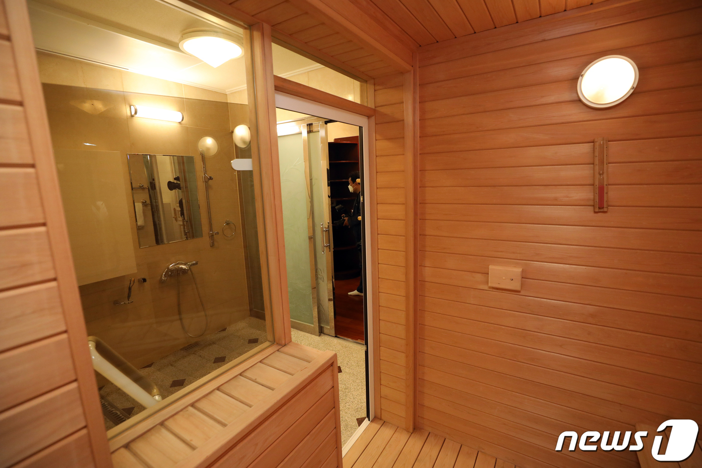 (서울=뉴스1) 황기선 기자 = 25일 오후 서울 종로구 청와대 관저 내부가 언론에 공개되고 있다. 청와대 경내 개방에 이어 오는 26일부터 역대 대통령 집무실이 있던 청와대 본관 …