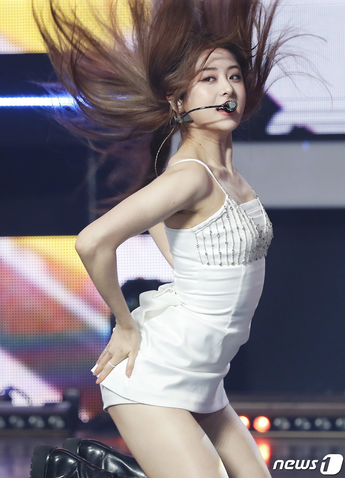 본문 이미지 - 르세라핌 허윤진이 25일 경기도 고양시 일산 MBC 드림센터에서 열린 ‘쇼챔피언’에서 멋진 공연으로 시선을 사로잡고 있다.  ⓒ News1 권현진 기자