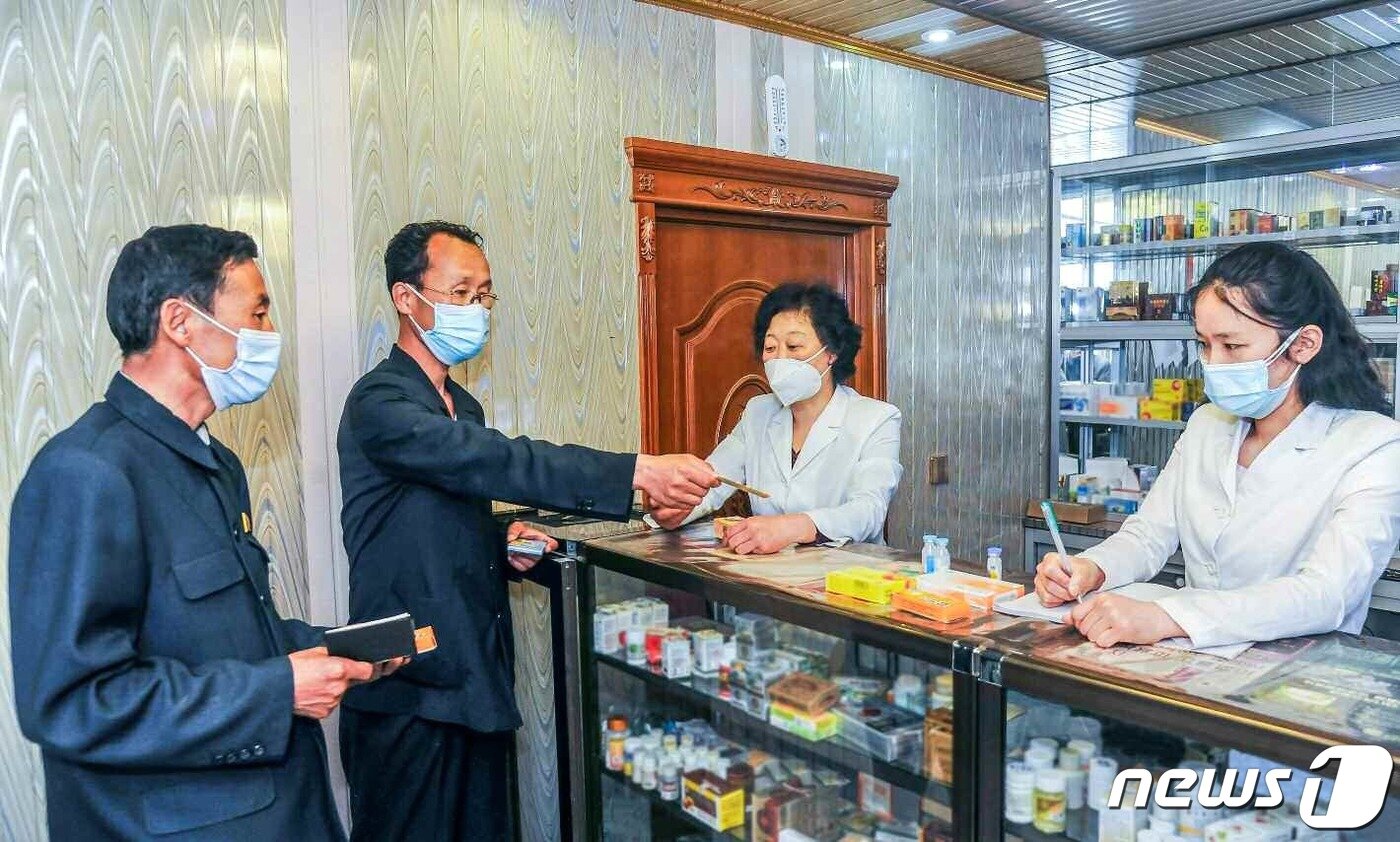 본문 이미지 - (평양 노동신문=뉴스1) = 북한 조선노동당 기관지 노동신문은 지난 26일 신종 코로나바이러스 감염증(코로나19) 대응을 위해 주민들에 의약품을 공급하고 문제점들을 따져 대책 마련에 나선 모습을 소개하면서 김정은 총비서와 당의 '애민정신'을 부각했다. [국내에서만 사용가능. 재배포 금지. DB 금지. For Use Only in the Republic of Korea. Redistribution Prohibited] rodongphoto@news1.kr