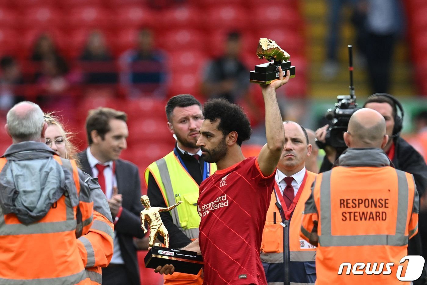 본문 이미지 - 골든 부트를 들어 올린 모하메드 살라 ⓒ AFP=뉴스1