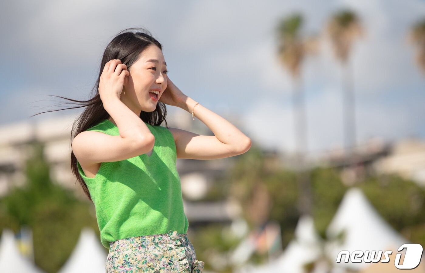 본문 이미지 - 배우 김시은이 25일 오후(현지시간) 제75회 칸 국제영화제가 열리고 있는 프랑스 남부 칸 ‘팔레 데 페스티벌’(Palais des Festivals) 영화진흥위원회(KOFIC) 부스에서 비평가주간 폐막작에 선정된 영화 ’다음 소희’ 인터뷰 사진 촬영을 하고 있다. 2022.5.26/뉴스1 ⓒ News1 이준성 프리랜서기자