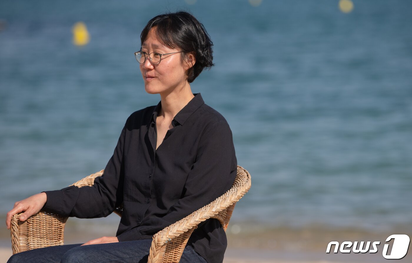 본문 이미지 - 영화감독 정주리가 25일 오후(현지시간) 제75회 칸 국제영화제가 열리고 있는 프랑스 남부 칸 ‘팔레 데 페스티벌’(Palais des Festivals) 영화진흥위원회(KOFIC) 부스에서 비평가주간 폐막작에 선정된 영화 ’다음 소희’ 인터뷰 사진 촬영을 하고 있다. 2022.5.26/뉴스1 ⓒ News1 이준성 프리랜서기자