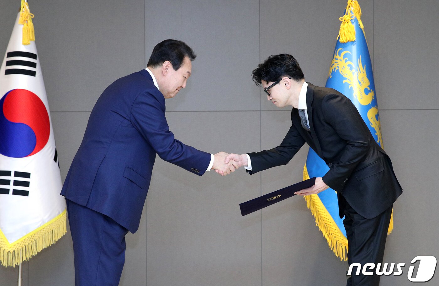 본문 이미지 - 윤석열 대통령이 26일 정부세종청사에서 한동훈 법무부 장관에게 국무위원 임명장을 수여한 후 악수하고 있다. (대통령실사진기자단) 2022.5.26/뉴스1 ⓒ News1 안은나 기자