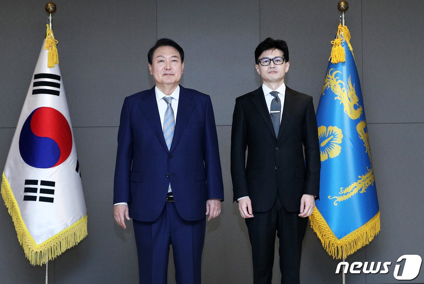 본문 이미지 - 윤석열 대통령이 26일 정부세종청사에서 한동훈 법무부 장관에게 국무위원 임명장을 수여한 후 기념촬영을 하고 있다. (대통령실사진기자단) 2022.5.26/뉴스1 ⓒ News1 안은나 기자