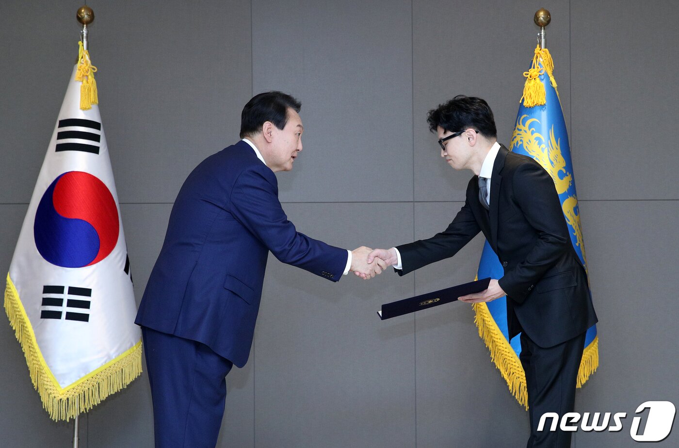 본문 이미지 - 윤석열 대통령이 26일 정부세종청사에서 한동훈 법무부 장관에게 국무위원 임명장을 수여하고 있다. (대통령실사진기자단) 2022.5.26/뉴스1 ⓒ News1 안은나 기자
