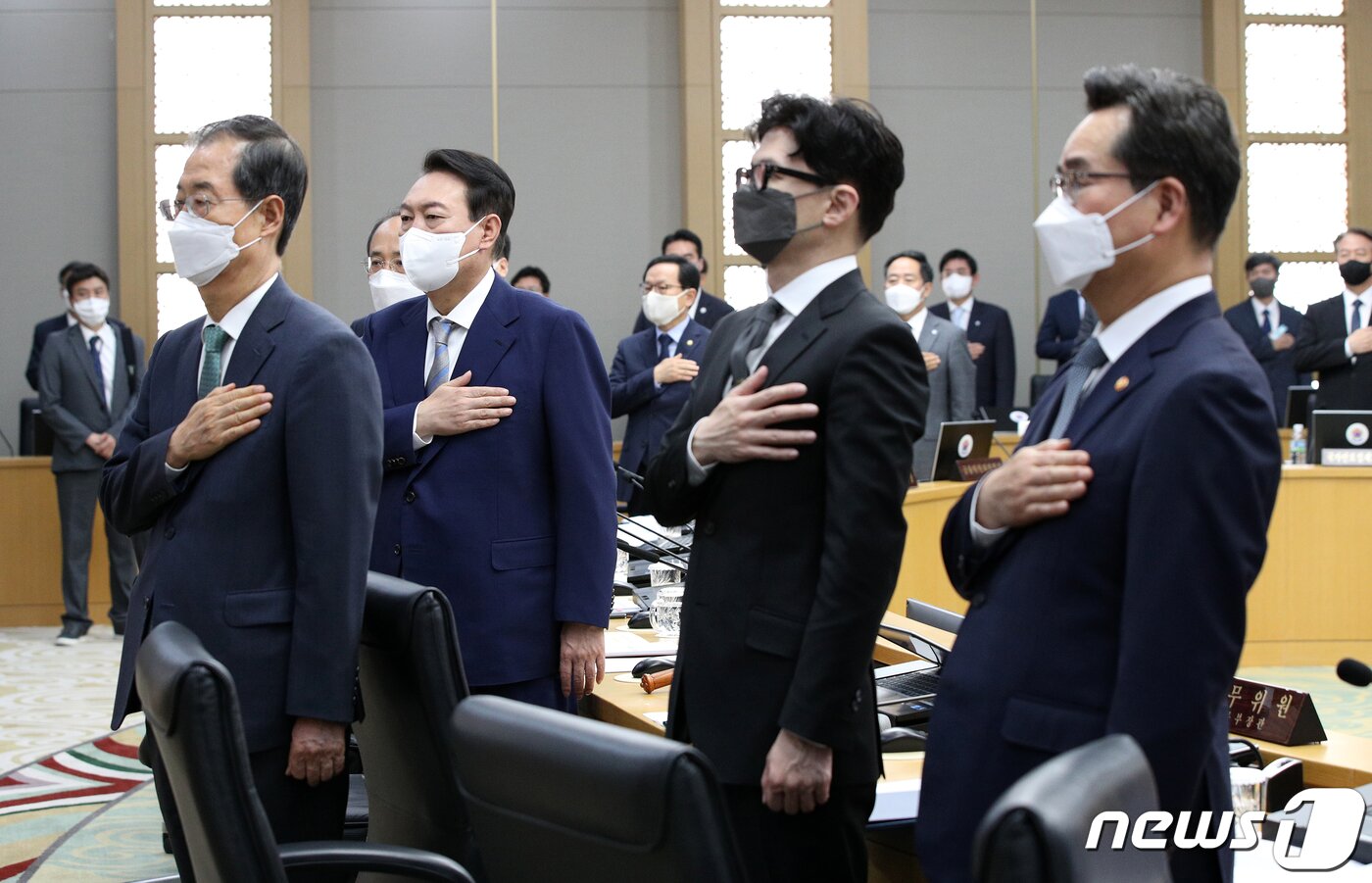 본문 이미지 - 윤석열 대통령이 26일 정부세종청사에서 열린 첫 정식 국무회의에서 한덕수 국무총리, 한동훈 법무부 장관을 비롯한 국무위원들과 국기에 대한 경례를 하고 있다. (대통령실사진기자단) 2022.5.26/뉴스1 ⓒ News1 안은나 기자