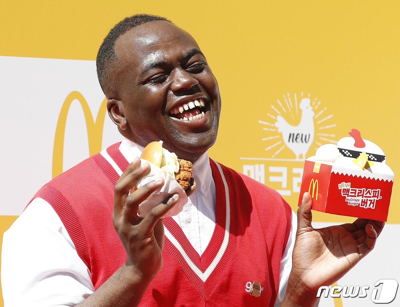 본문 이미지 - 방송인 조나단이 26일 오전 서울 마포구 상암동 맥도날드DMC점에서 열린 맥드날드 `맥크리스피 버거` 출시 행사에서 미소를 짓고 있다.  최근 예능 대세로 떠오른 조나단은 과거 맥도날드 매장 직원으로 근무했던 이력을 갖고 있다. 2022.5.26/뉴스1 ⓒ News1 권현진 기자