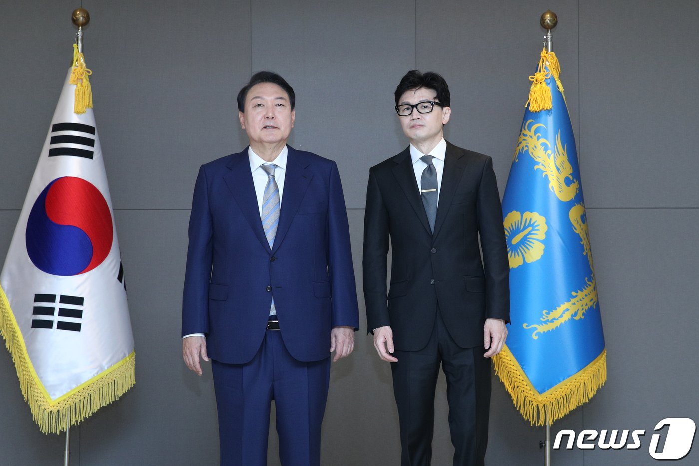 본문 이미지 - 윤석열 대통령이 2022년 5월 26일 정부세종청사에서 한동훈 법무부 장관에게 국무위원 임명장을 수여한 후 기념촬영하고 있다. (대통령실사진기자단) ⓒ News1 안은나 기자