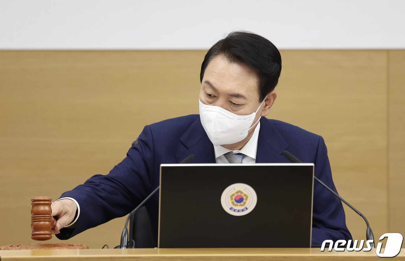 본문 이미지 - 윤석열 대통령이 26일 정부세종청사에서 첫 정식 국무회의를 주재하고 있다. (대통령실사진기자단) 2022.5.26/뉴스1 ⓒ News1 안은나 기자