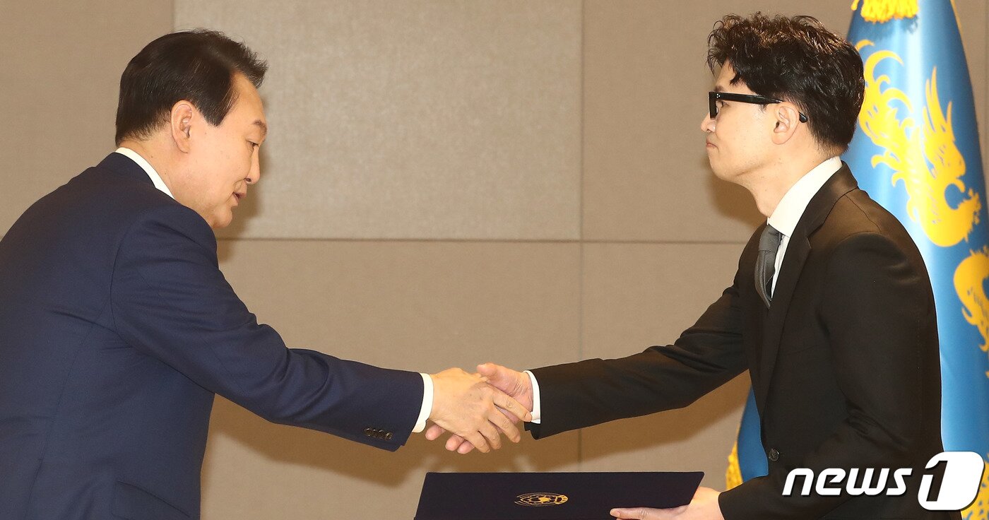 본문 이미지 - 윤석열 대통령이 26일 오전 정부세종청사에서 한동훈 법무부 장관에게 임명장을 수여 하고 있다. (대통령실사진기자단) 2022.5.26/뉴스1 ⓒ News1 안은나 기자