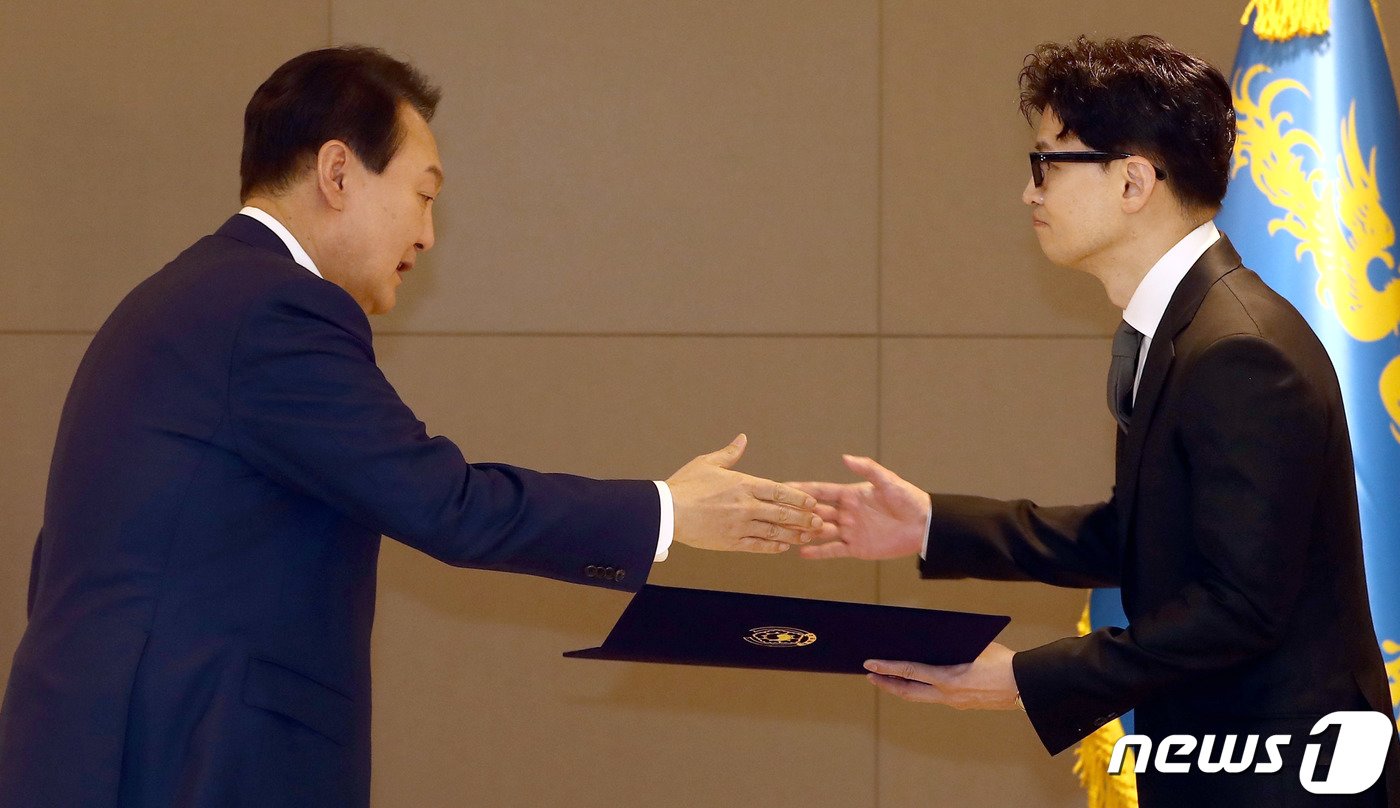 본문 이미지 - 윤석열 대통령이 26일 오전 정부세종청사에서 한동훈 법무부 장관에게 임명장을 수여 하고 있다. (대통령실사진기자단) 2022.5.26/뉴스1 ⓒ News1 안은나 기자