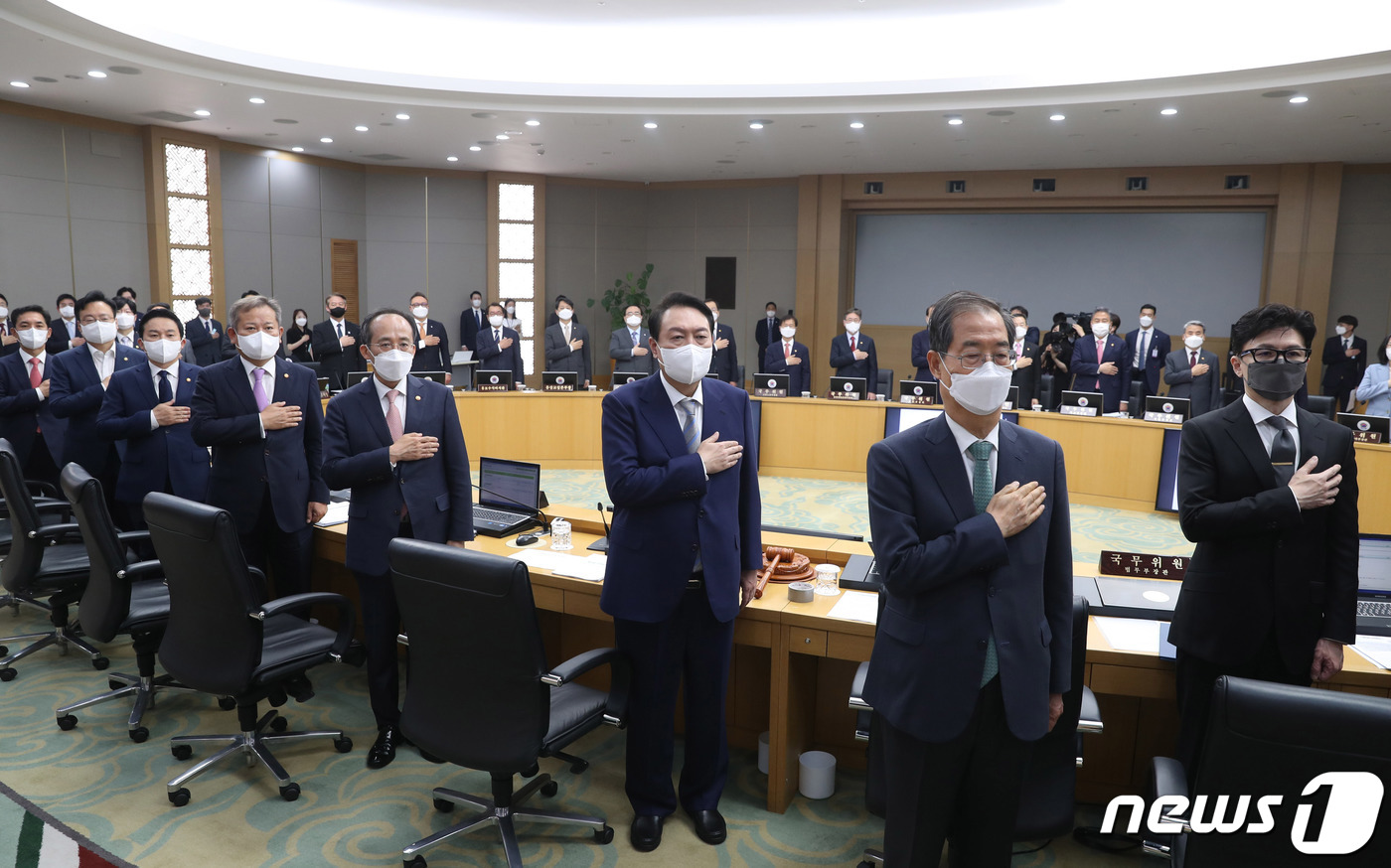 (세종=뉴스1) 안은나 기자 = 윤석열 대통령이 26일 정부세종청사에서 첫 정식 국무회의를 주재하기에 앞서 국민의례를 하고 있다. (대통령실사진기자단) 2022.5.26/뉴스1