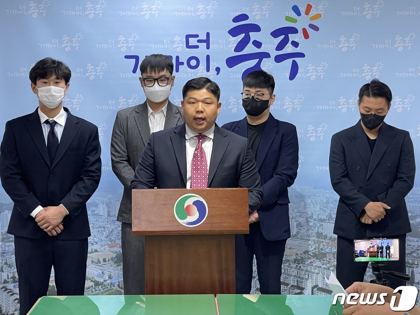 본문 이미지 - 26일 충북 충주시장 선거 무소속 강문성 후보가 충주시청서 기자회견을 열고 민주당 우건도 후보는 미투 의혹에 명확한 입장을 밝혀달라고 요구하고 있다.2022.5.26/ⓒ 뉴스1