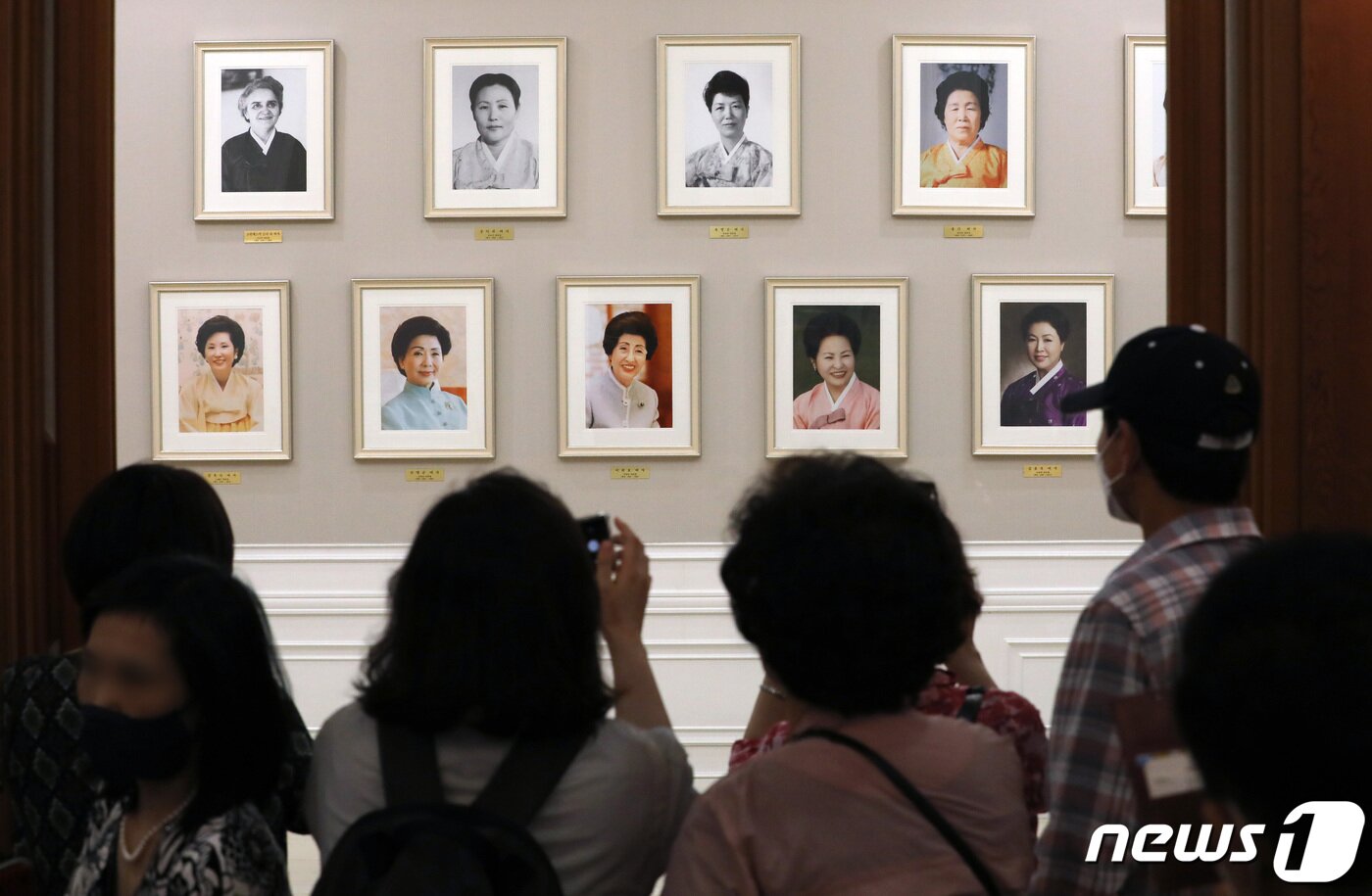 본문 이미지 - 청와대 본관 내부와 대통령 관저 건물이 일반인들에게 개방된 26일 시민들이 청와대 본관 내 무궁화실을 둘러보고 있다. 2022.5.26/뉴스1 ⓒ News1 이동해 기자