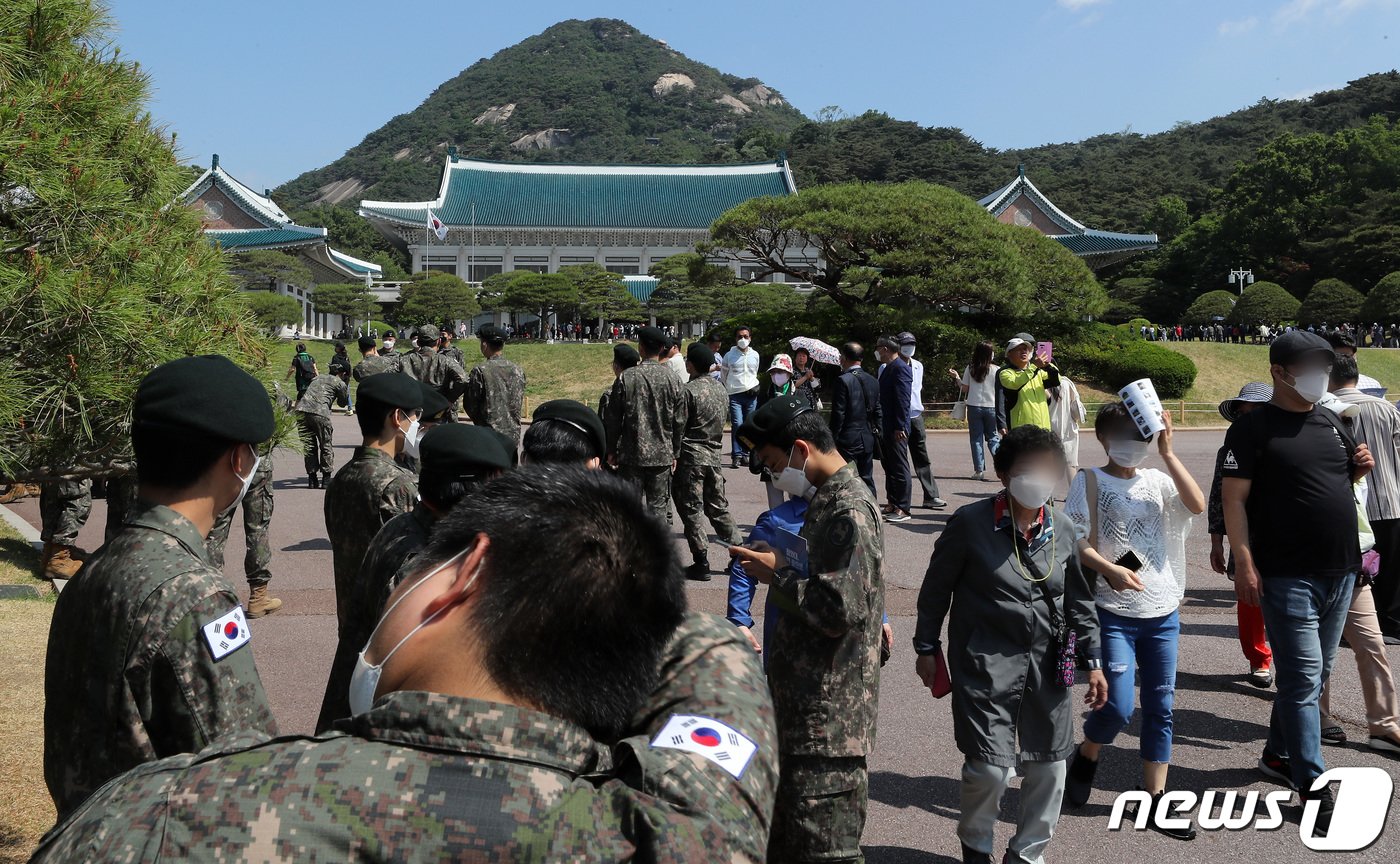 본문 이미지 - 청와대 본관 내부와 대통령 관저 건물이 일반인들에게 개방된 26일 시민들이 청와대 본관 앞에서 줄지어 순서를 기다리고 있다. 2022.5.26/뉴스1 ⓒ News1 이동해 기자