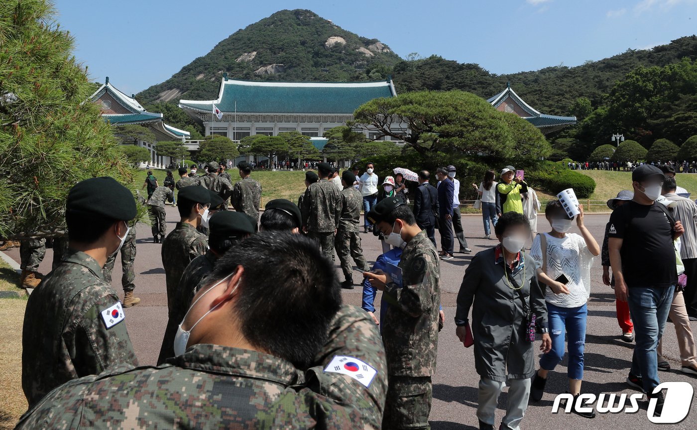 청와대 본관 내부와 대통령 관저 건물이 일반인들에게 개방된 26일 시민들이 청와대 본관 앞에서 줄지어 순서를 기다리고 있다. 2022.5.26/뉴스1 ⓒ News1 이동해 기자