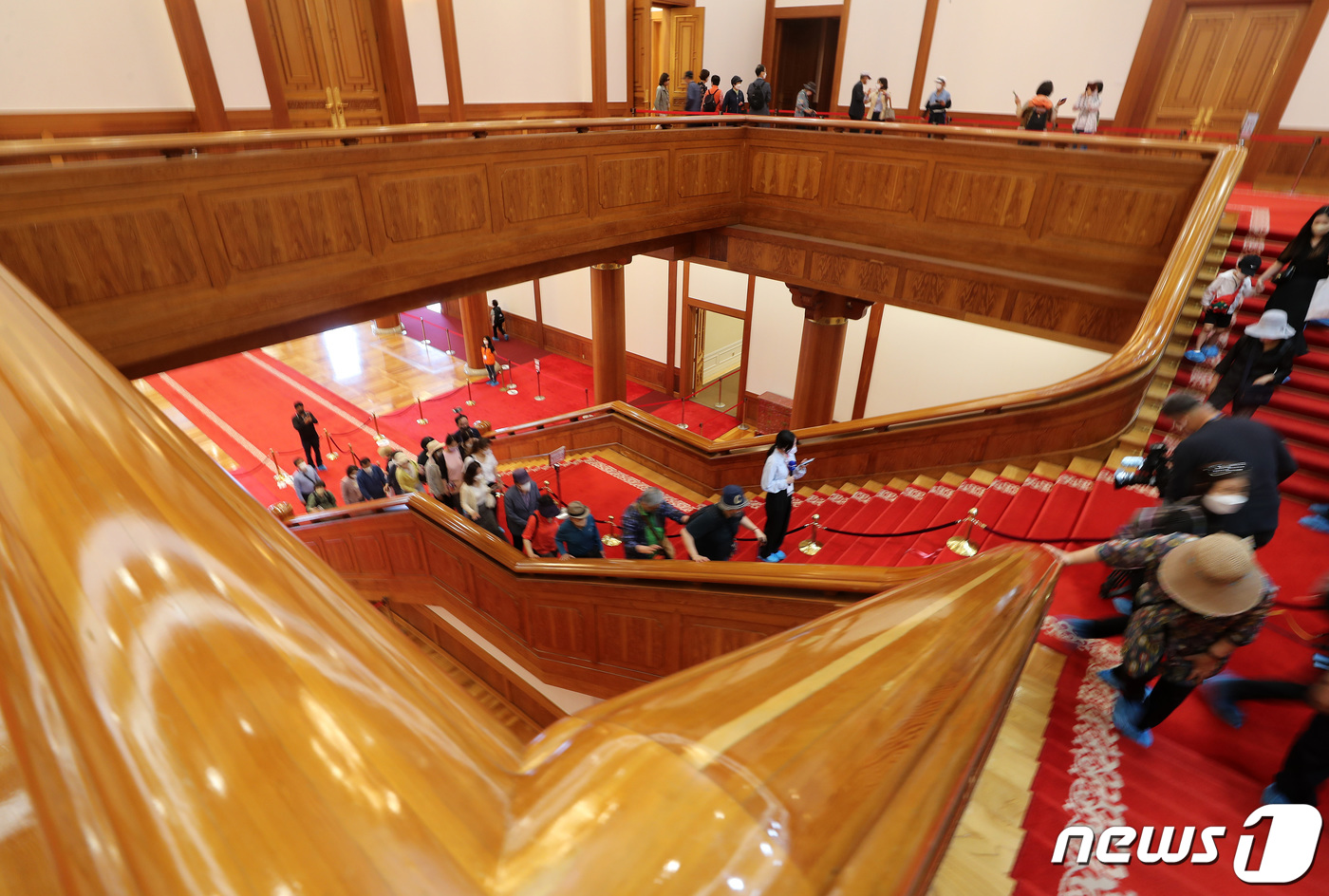 (서울=뉴스1) 이동해 기자 = 청와대 본관 내부와 대통령 관저 건물이 일반인들에게 개방된 26일 시민들이 청와대 본관을 둘러보고 있다. 2022.5.26/뉴스1