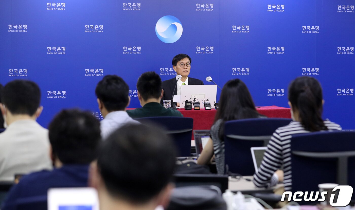본문 이미지 - 이창용 한국은행 총재가 26일 오전 서울 중구 한국은행에서 열린 통화정책방향 기자간담회에서 발언하고 있다. 한은 금융통화위원회는 이날 기준금리를 연 1.50%에서 1.75%로 0.25%포인트 인상했다. 2022.5.26/뉴스1 ⓒ News1 사진공동취재단