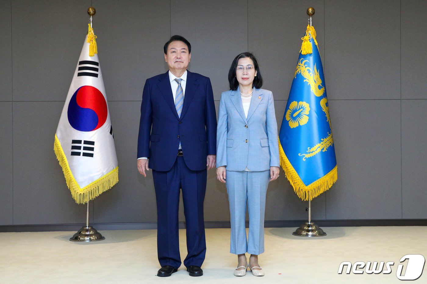 윤석열 대통령이 26일 정부세종청사에서 김현숙 여성가족부 장관에게 국무위원 임명장을 수여한 뒤 기념촬영하고 있다. &#40;대통령실사진기자단&#41; 2022.5.26/뉴스1 ⓒ News1 안은나 기자