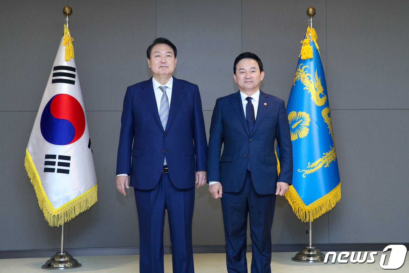 윤석열 대통령이 26일 정부세종청사에서 원희룡 국토교통부 장관에게 국무위원 임명장을 수여한 뒤 기념촬영을 하고 있다. &#40;대통령실사진기자단&#41; 2022.5.26/뉴스1 ⓒ News1 안은나 기자